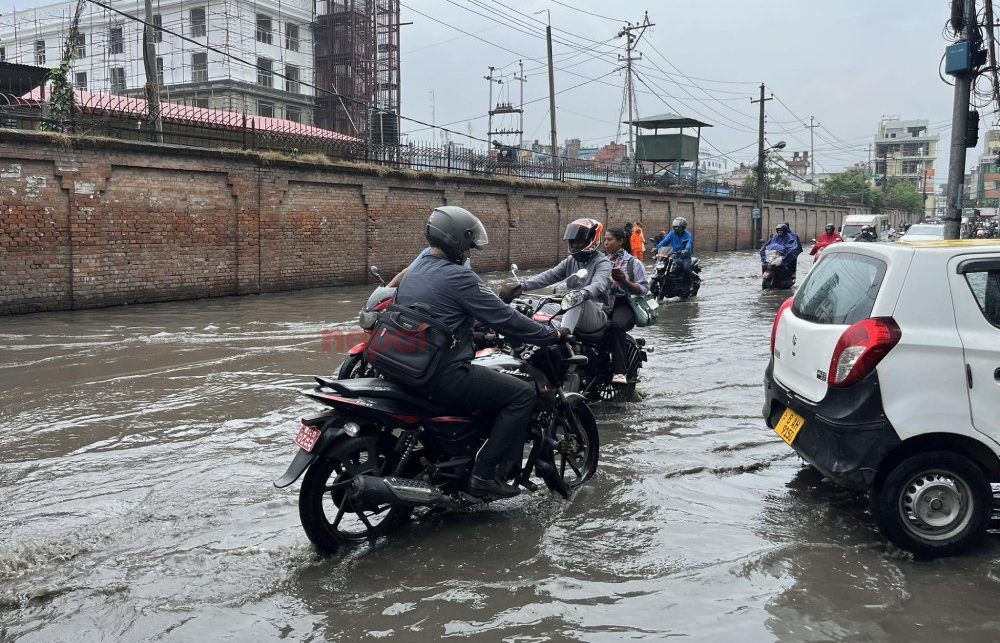 १२ घण्टादेखि देशैभर निरन्तर झरी, कहिलेदेखि खुल्छ मौसम ?