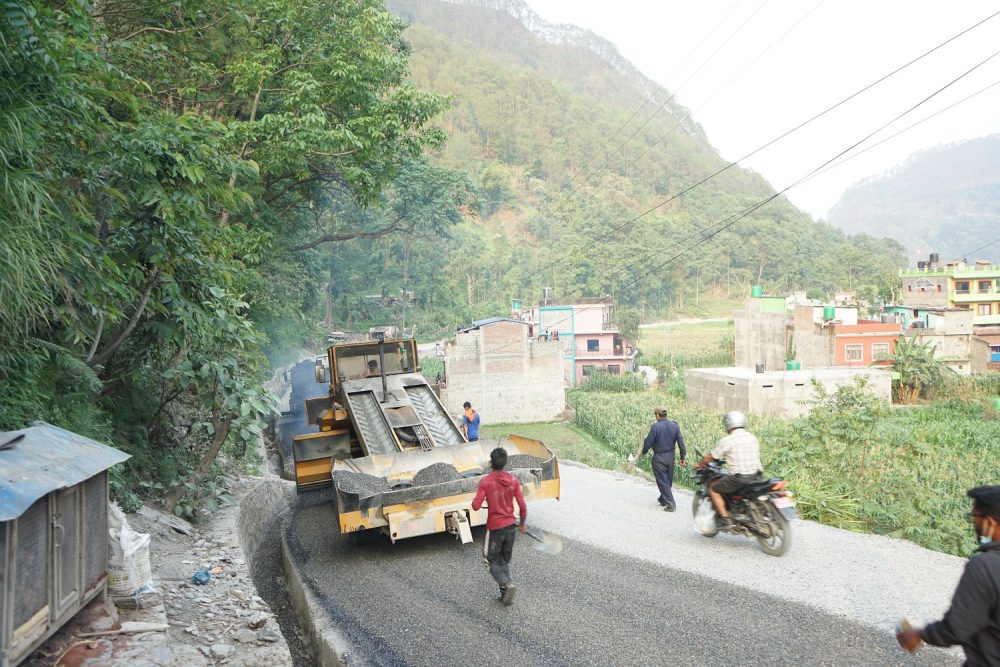 म्याग्दीका ग्रामीण सडक धमाधम कालोपत्रे हुँदै