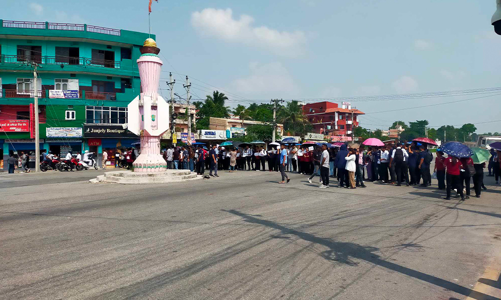 प्रशासकीय अधिकृतमाथि दुर्व्यवहार आरोपमा पक्राउ विद्यार्थी रिहाइको माग गर्दै विराटनगरमा चक्का जाम