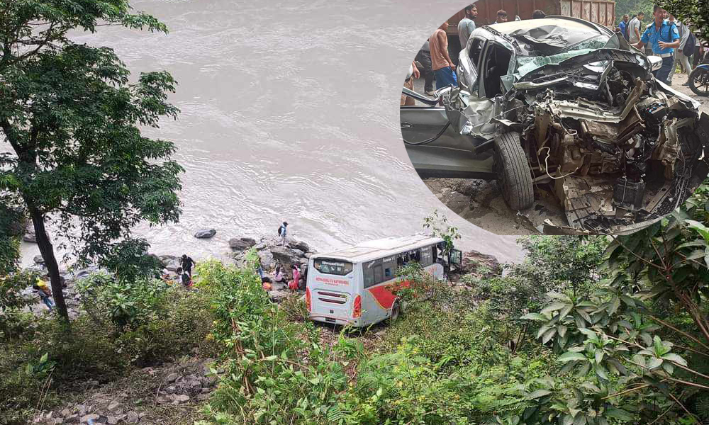 कारसँग ठाेक्किएर रात्री बस त्रिशुली किनारमा खस्यो