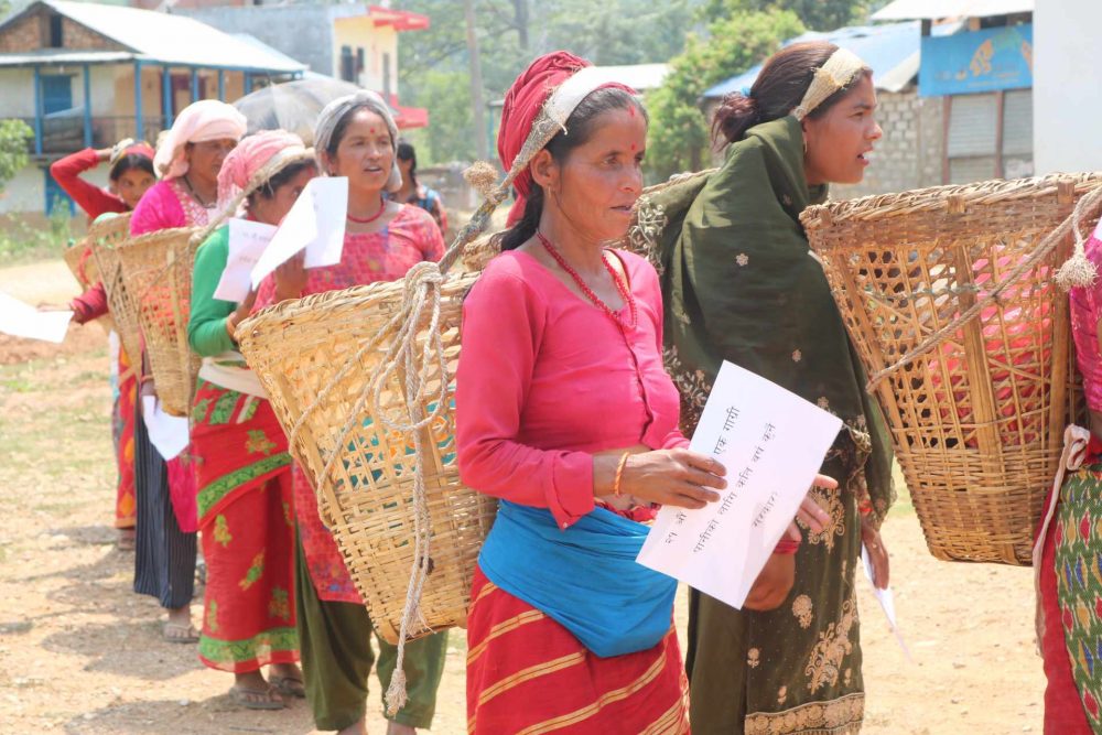 डोकोमा रित्तो ग्यालन बोकेर पानी माग्दै महिलाहरूले घेरे गाउँपालिका