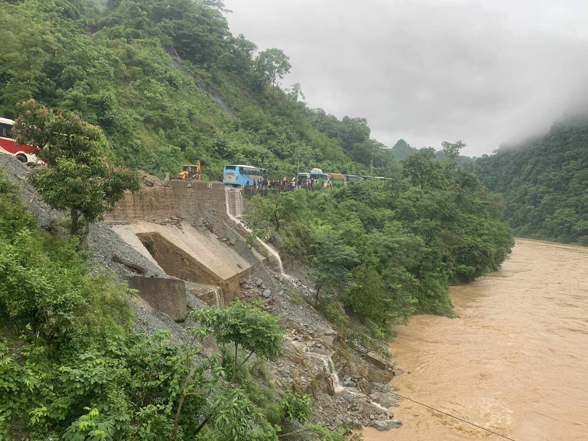 सीमलतालवारि यसअघि पहिरो गएको थिएन, नयाँ ठाउँको पहिरोले बगायो दुई बस