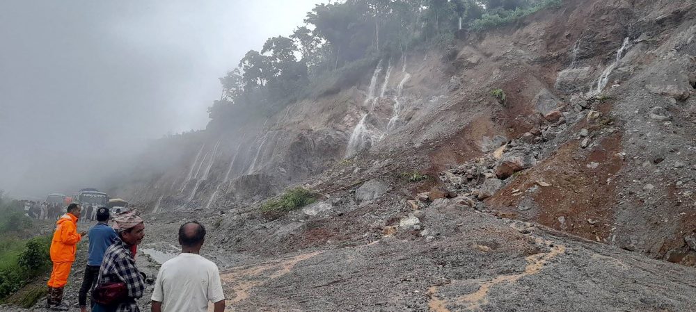 पहिरोले पृथ्वी राजमार्ग अवरुद्ध