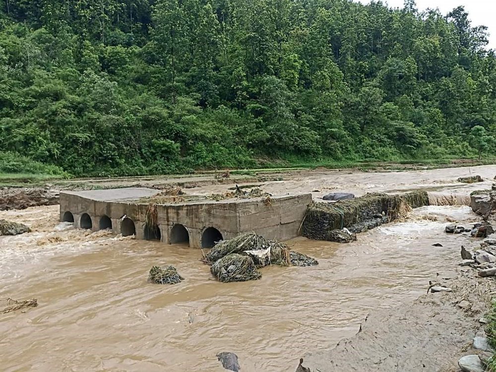 बाढीले ज्यादुल खोलाको डाइभर्सन पुल बगायो, गोरखा–आरुघाट सडक अवरुद्ध