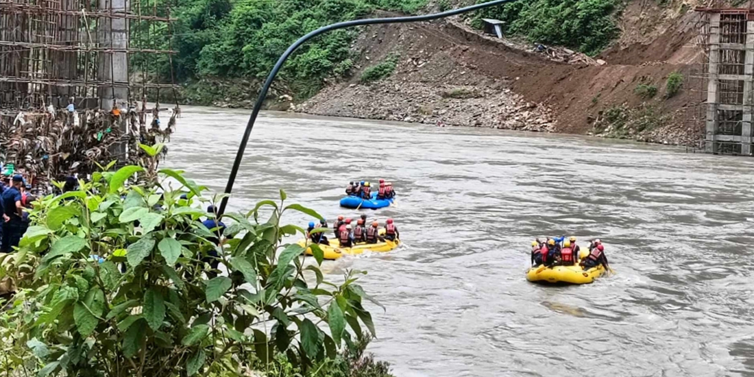 सिमलताल दुर्घटनामा परेको बस र यात्रुको खोजीमा इकोसाउण्डर उपकरण परिचालन गरिँदै