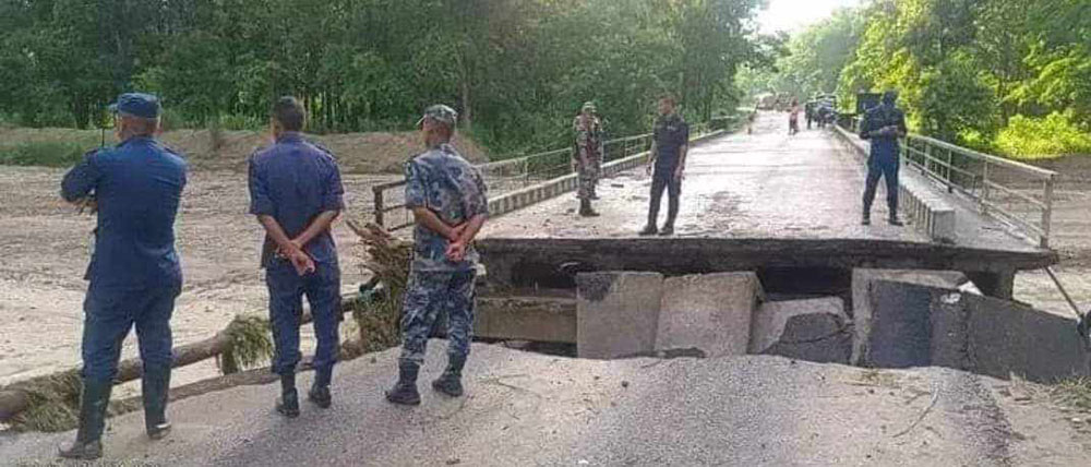 महोत्तरीमा बाढीले पुलमा क्षति गरेपछि राजमार्ग अवरुद्ध