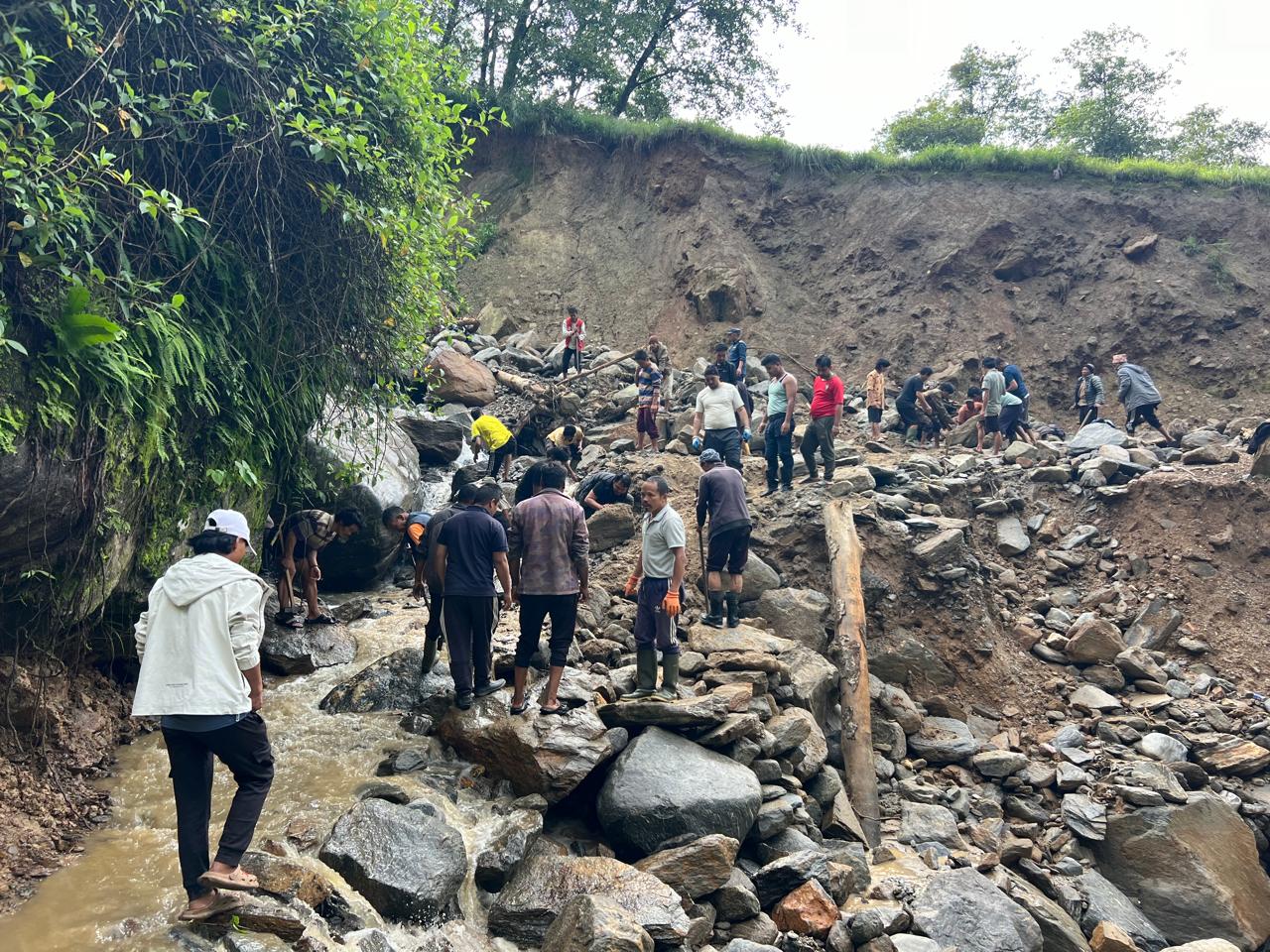 श्रमदान गरेर अवरुद्ध सडक सञ्चालन