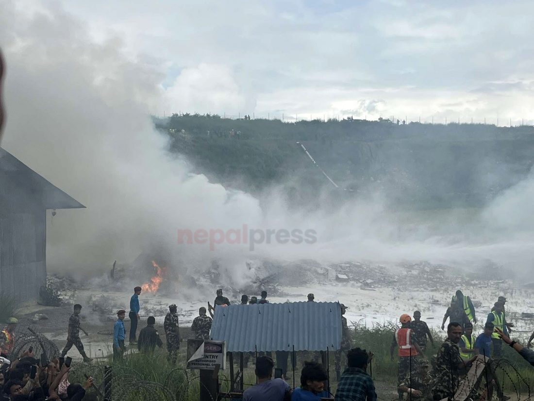 जहाजको आगो निभाउने प्रयास जारी, यात्रुहरू जोखिममा (तस्बिरहरु)