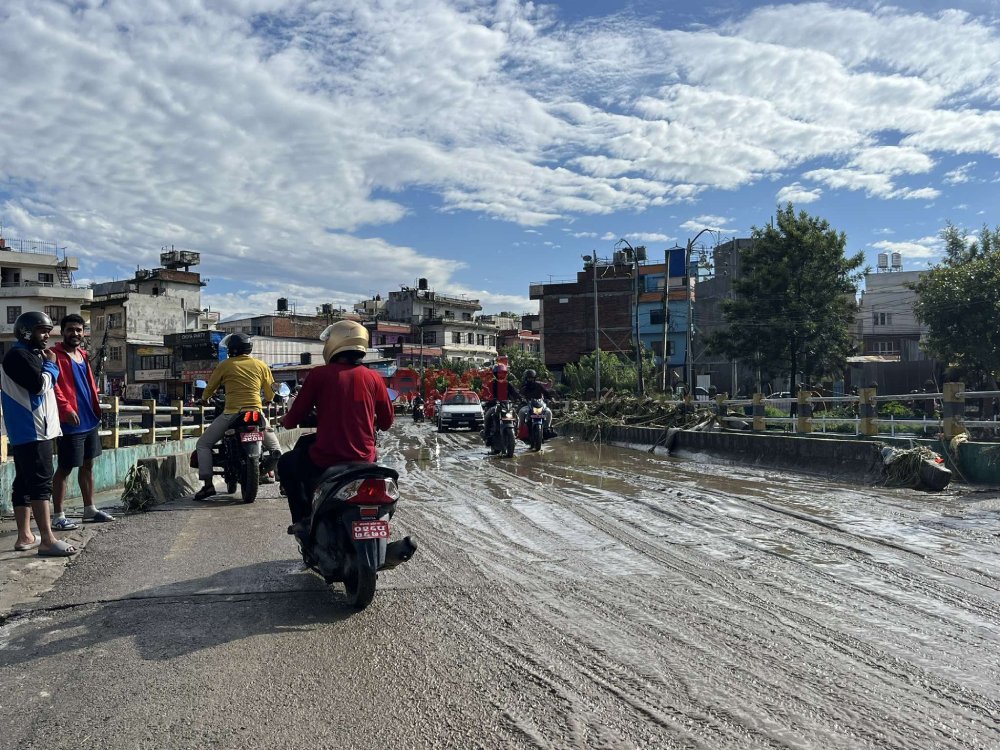 नदी किनारका सडकमा लेदो जम्यो, आवतजावतमा समस्या