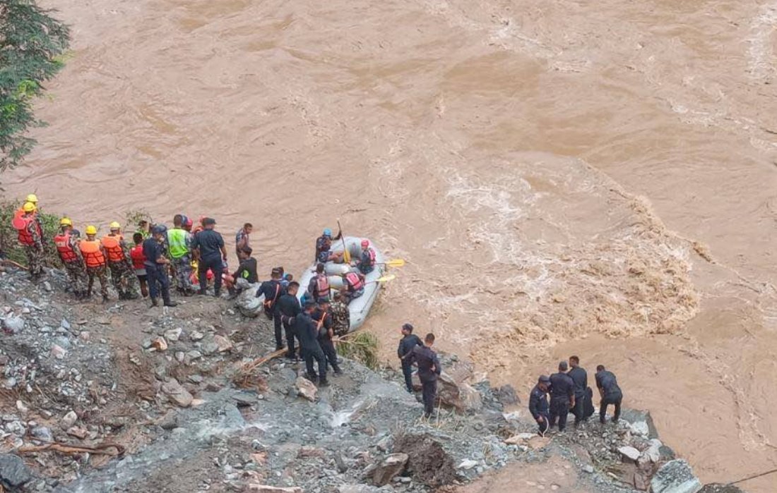 सीमलताल दुर्घटनाः १० घण्टासम्म पनि भेटिएनन् यात्रु र बस, गाेताखाेरलाई पानीमा पस्नै सकस