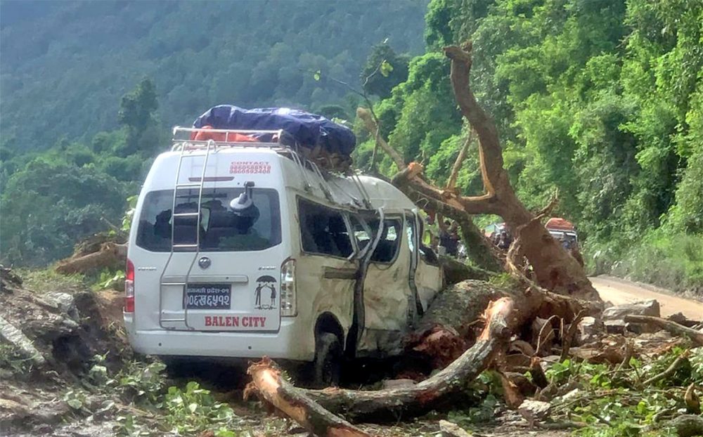 गुडिरहेको माइक्रो बसमाथि रुख ढल्दा ९ यात्रु घाइते