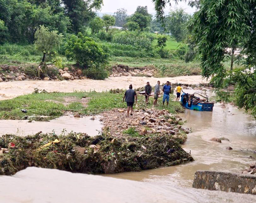 बाढीले दुई अटोरिक्सा बगाउँदा दुईजना बेपत्ता, चालकको उद्धार  