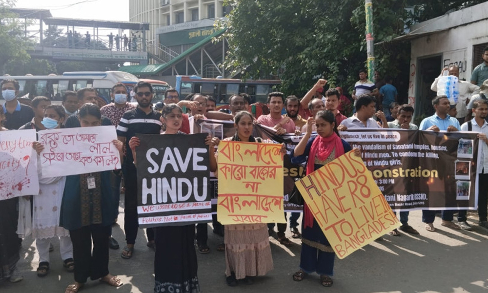 आफूहरुविरुद्ध बढेको हिंसाको विरोधमा निरन्तर सडकमा बंगलादेशी हिन्दू समुदाय