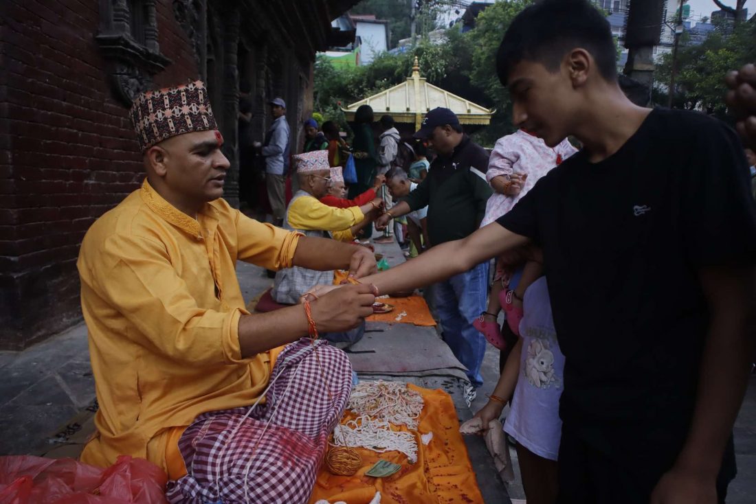 पुरोहितबाट रक्षासूत्र बाँधेर मनाइयो जनै पूर्णिमा (तस्बिरहरु)