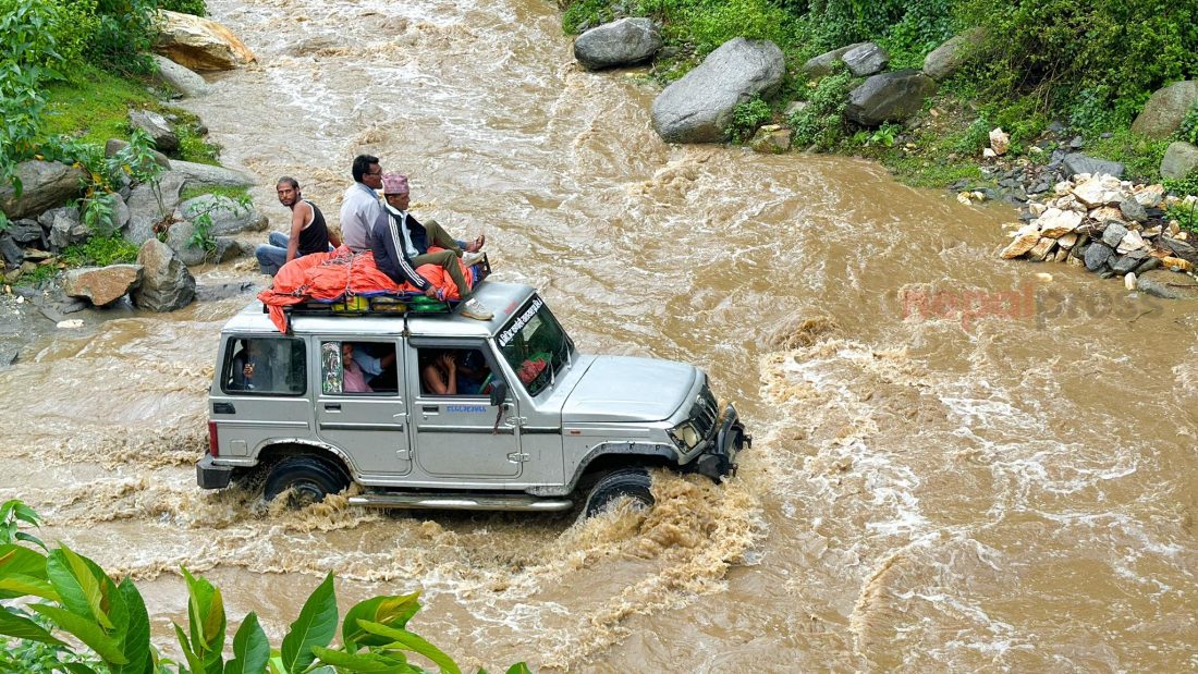 बर्खाको भेलमा जोखिमपूर्ण यात्रा गर्न बाध्य (भिडिओ)