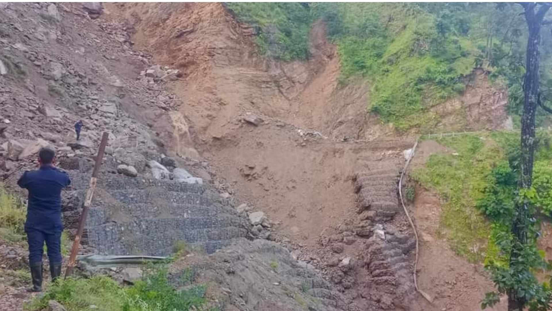 पहिरोले कर्णाली राजमार्ग अवरुद्ध