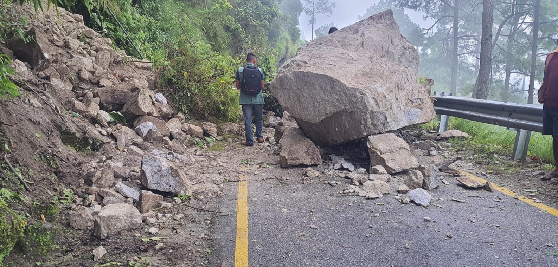 कीर्तिपुरमा पहिरो, हेटौँडा-बल्खु सडकखण्ड अवरुद्ध