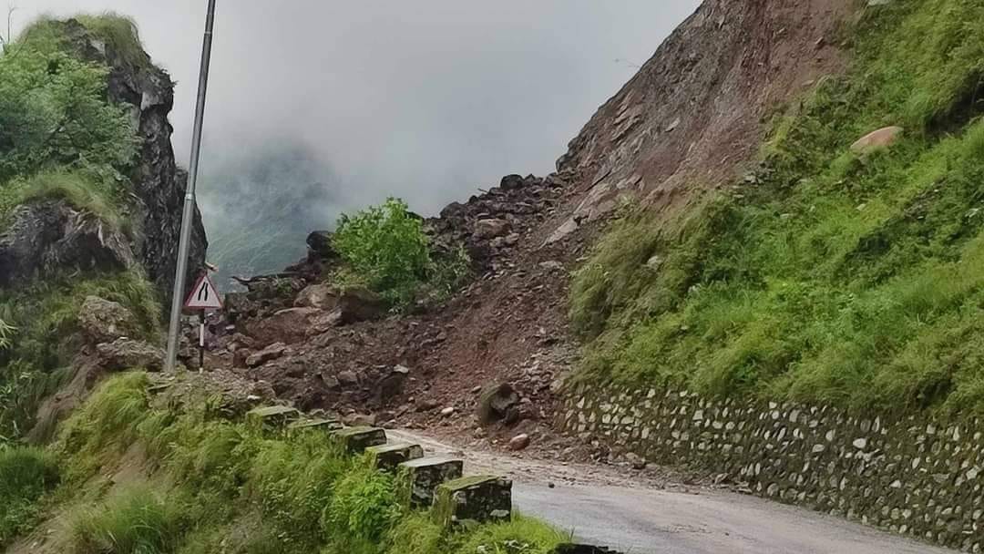 पहिरोले अवरुद्ध पृथ्वीराजमार्गमा सुचारु