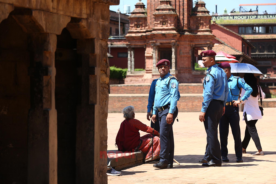 राष्ट्रपतिको सवारी भन्दै भक्तपुर दरवार स्क्वायरबाट हटाइयो सर्वसाधरणलाई