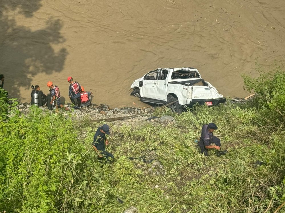 सुनकोसीमा खसेको गाडी भेटियो, नदीमा बेपत्ता तीनजनाको खोजी जारी