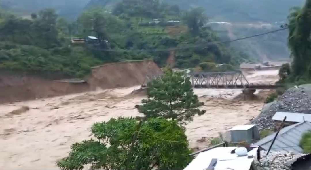 मकवानपुर-ललितपुर जोड्ने बागमती पुलकाे आधा भाग बगायाे