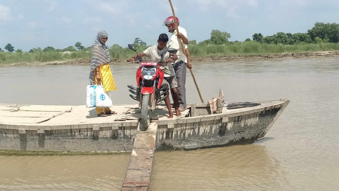 कमला नदी पार गर्न डुंगामा यसरी मोल्नुपर्छ जोखिम (तस्बिरहरू)