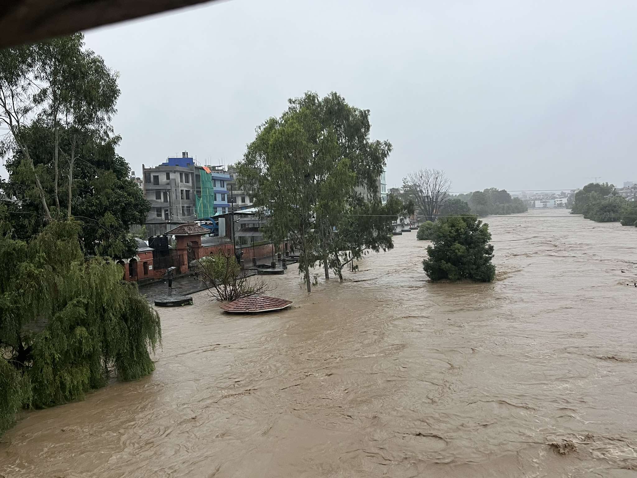 लगातार अति भारी वर्षाको वितण्डाः काठमाडौंका घर डुबे, सडकमा पानी