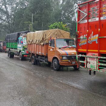 पहिरोको जोखिम बढेपछि नारायणगढ-नागढुङ्गा सडकमा भोलि बिहानसम्म गाडी चलाउन रोक