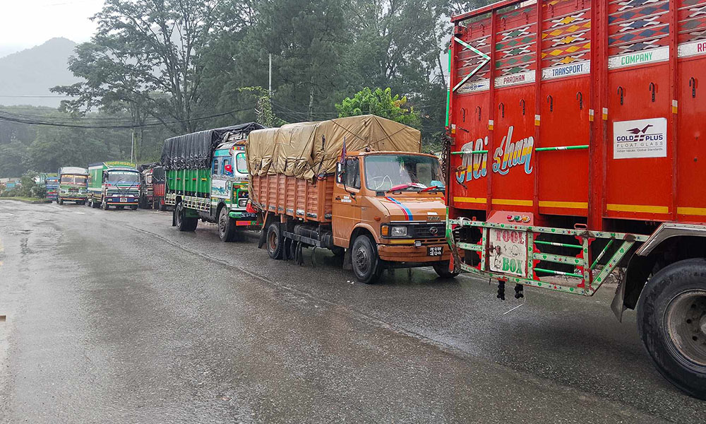 पहिरोको जोखिम बढेपछि नारायणगढ-नागढुङ्गा सडकमा भोलि बिहानसम्म गाडी चलाउन रोक