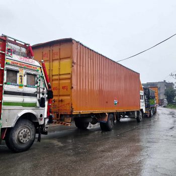 पृथ्वी राजमार्ग अवरूद्ध, सामान लिएर आएका ट्रक नागढुंगामा अलपत्र (तस्बिरहरू)