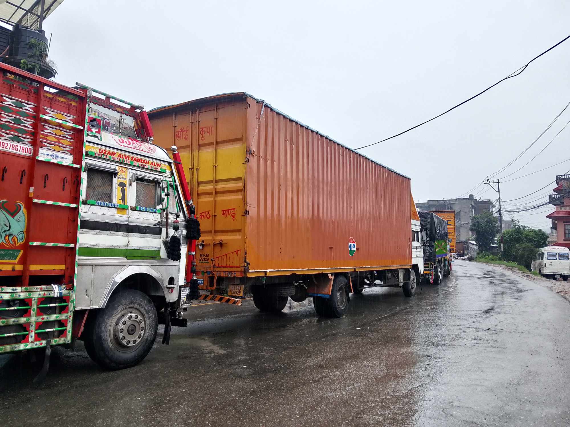 पृथ्वी राजमार्ग अवरूद्ध, सामान लिएर आएका ट्रक नागढुंगामा अलपत्र (तस्बिरहरू)