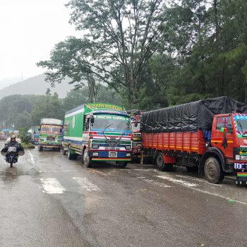 देशभर ६३ स्थानमा यातायात अवरुद्ध, काठमाडौं उपत्यका प्रवेश गर्ने सबै नाका बन्द