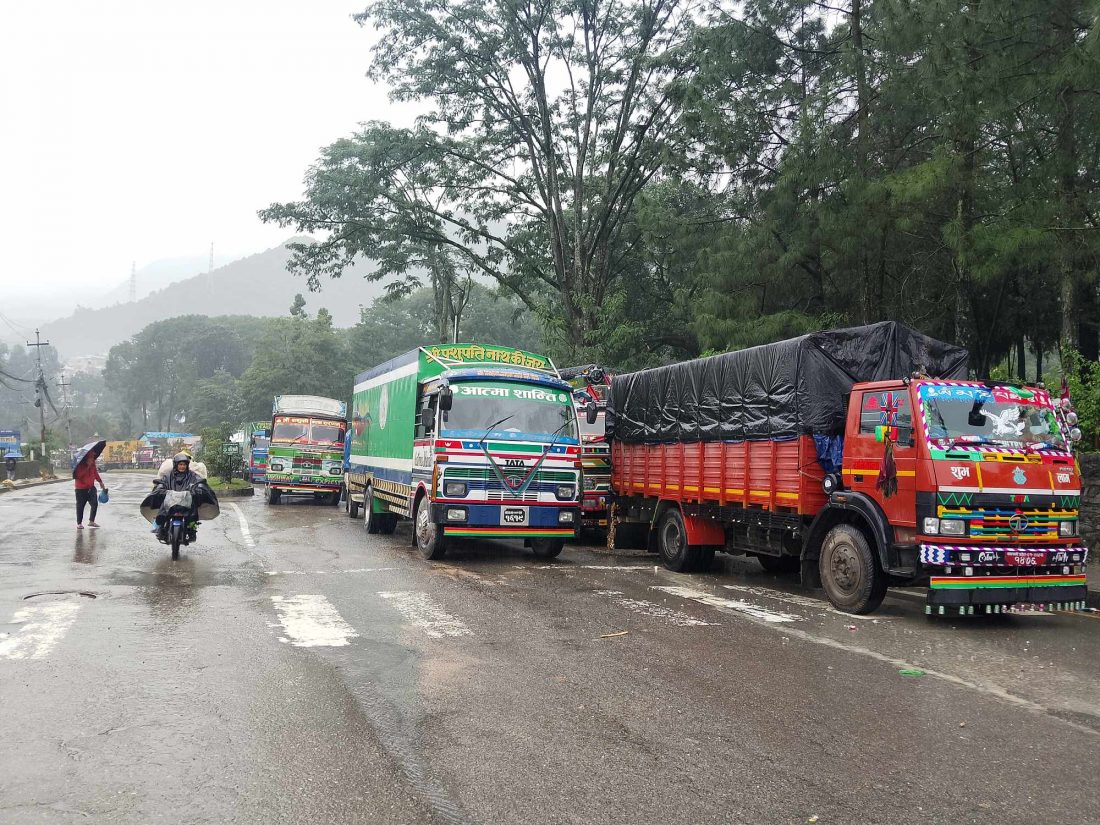 देशभर ६३ स्थानमा यातायात अवरुद्ध, काठमाडौं उपत्यका प्रवेश गर्ने सबै नाका बन्द