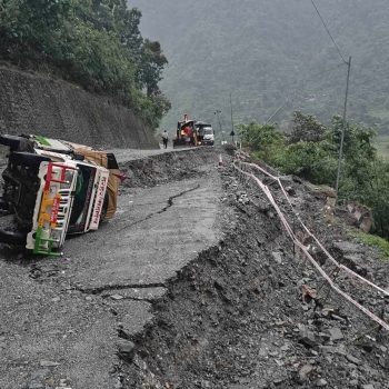 नारायणगढ-मुग्लिन सडकमा ९ ठाउँमा पहिरो, सडक पूर्ण अवरुद्ध