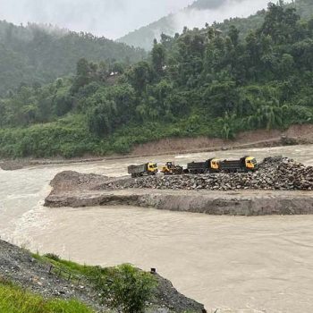 सुपर त्रिशूली निर्माण आयोजनाको ६ वटा गाडी नदीबीचमा फस्यो