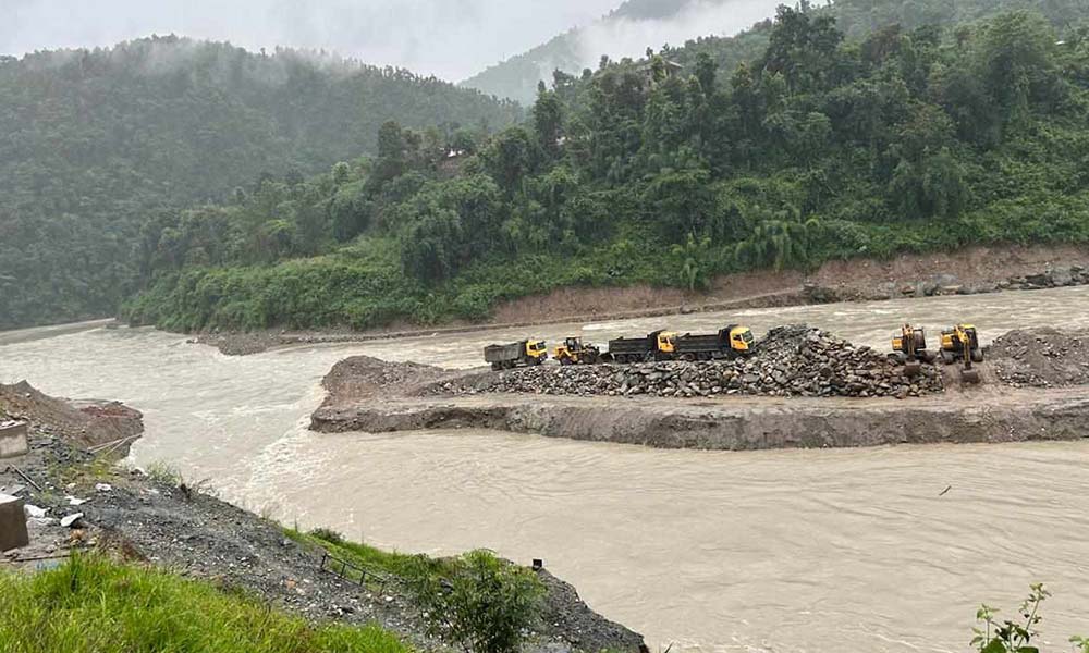 सुपर त्रिशूली निर्माण आयोजनाको ६ वटा गाडी नदीबीचमा फस्यो