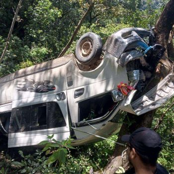 काठमाडौंबाट लमजुङ गइरहेको हायस शिवपुरीमा दुर्घटना