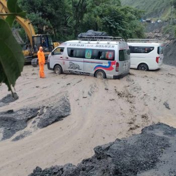 रोशी क्षेत्रमा २ हजार भन्दा बढी यात्रु अलपत्र, महिला र बालबालिका बिरामी पर्न थाले