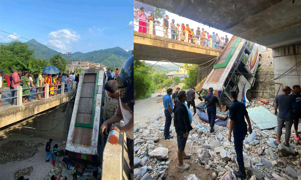 तनहुँको आँबुखैरेनीमा बस दुर्घटना हुँदा ११ जना घाइते