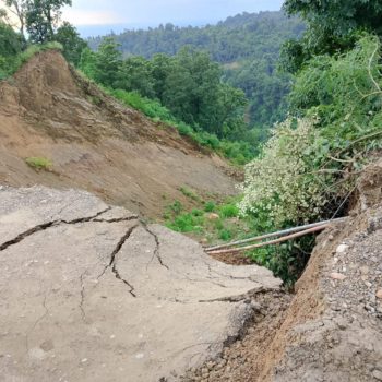 दाउन्नेमा सडक भासिँदा पूर्वपश्चिम राजमार्ग अवरुद्ध