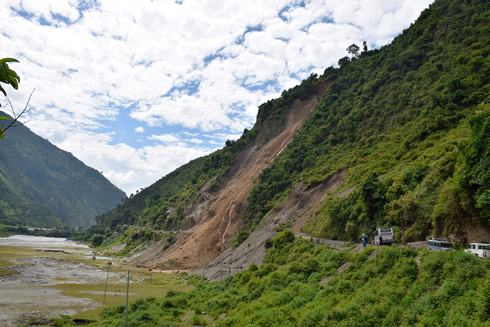 तीन दिनदेखि जयपृथ्वी राजमार्ग अवरुद्ध