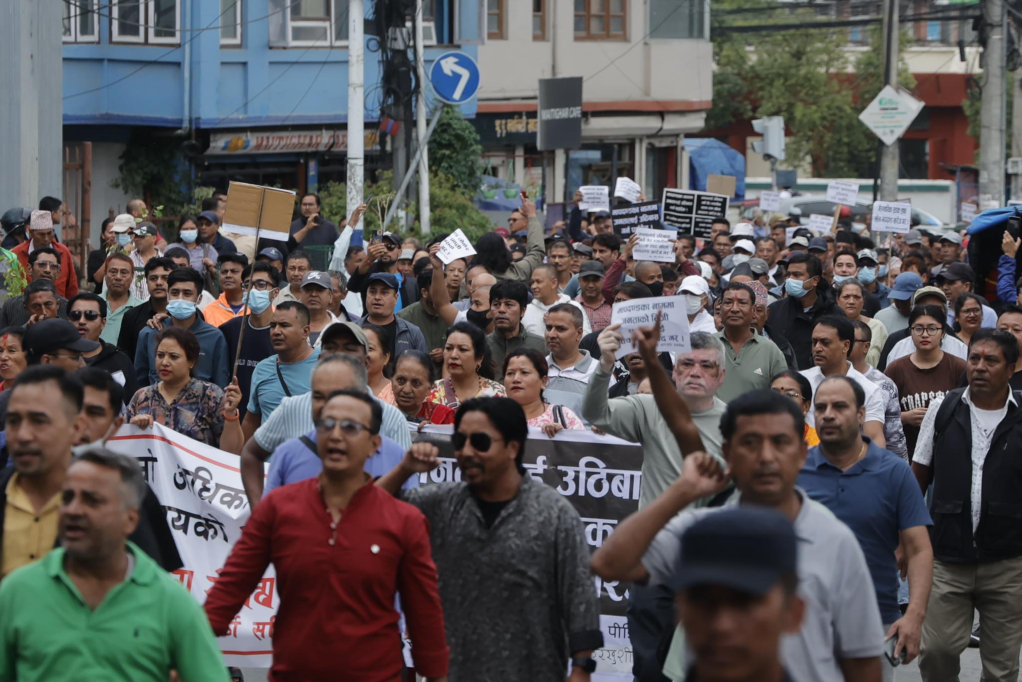 उठीबास लगाउन पाइँदैन भन्दै खोला किनारका बासिन्दा आज पनि सडकमा (तस्बिरहरू / भिडिओ)