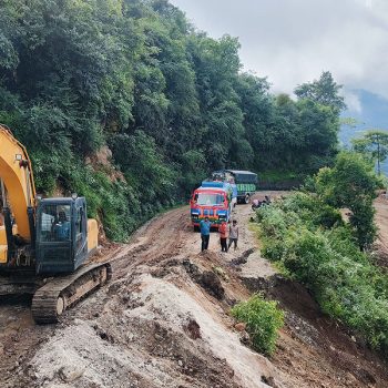 बाढीपहिरोले देशभरका ४८ वटा मुख्य राजमार्ग अवरुद्ध, (सूचीसहित)