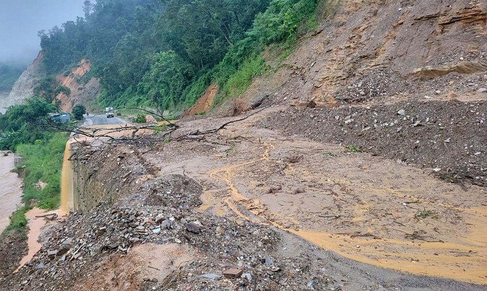 बाढीपहिरोबाट सार्वजनिक यातायातमा ७३ करोडको क्षति