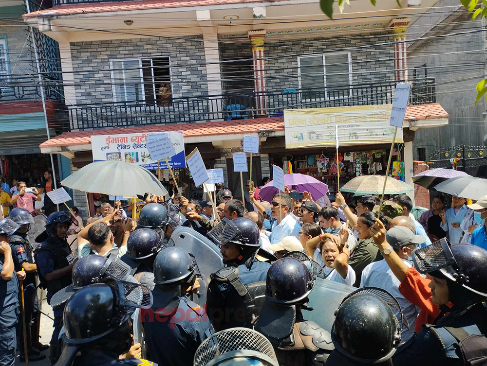 पोखरामा सहकारी बचतकर्ताले रवि लामिछानेलाई देखाए कालो झण्डा (भिडिओ)