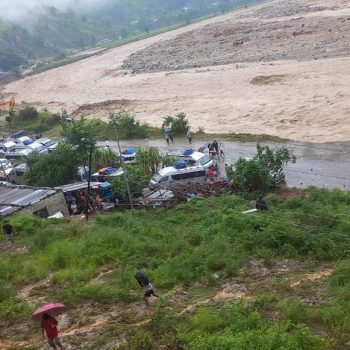 रोशी क्षेत्रमा २ हजार भन्दा बढी यात्रु अलपत्र, महिला र बालबालिका बिरामी पर्न थाले