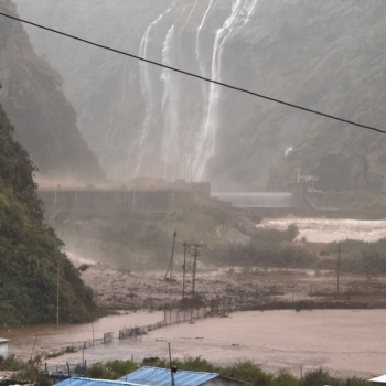 बाढीले तहसनहस भएको खुर्कोट पुलमा घोप्टिएको अवस्थामा पुरुषको शव भेटियो