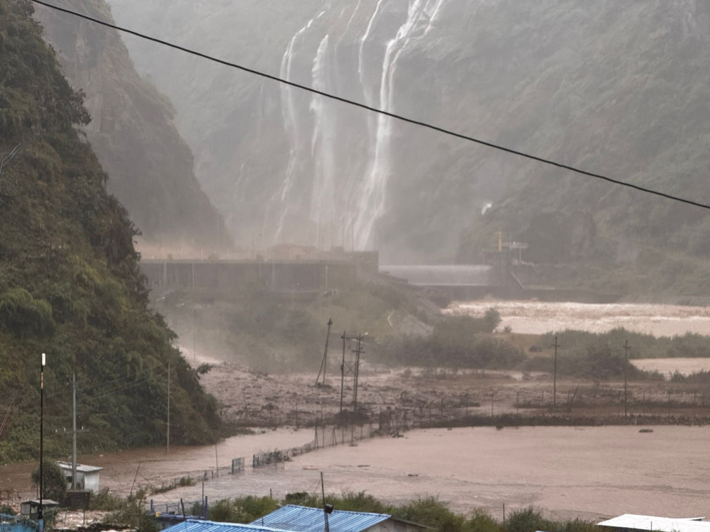 बाढीले तहसनहस भएको खुर्कोट पुलमा घोप्टिएको अवस्थामा पुरुषको शव भेटियो