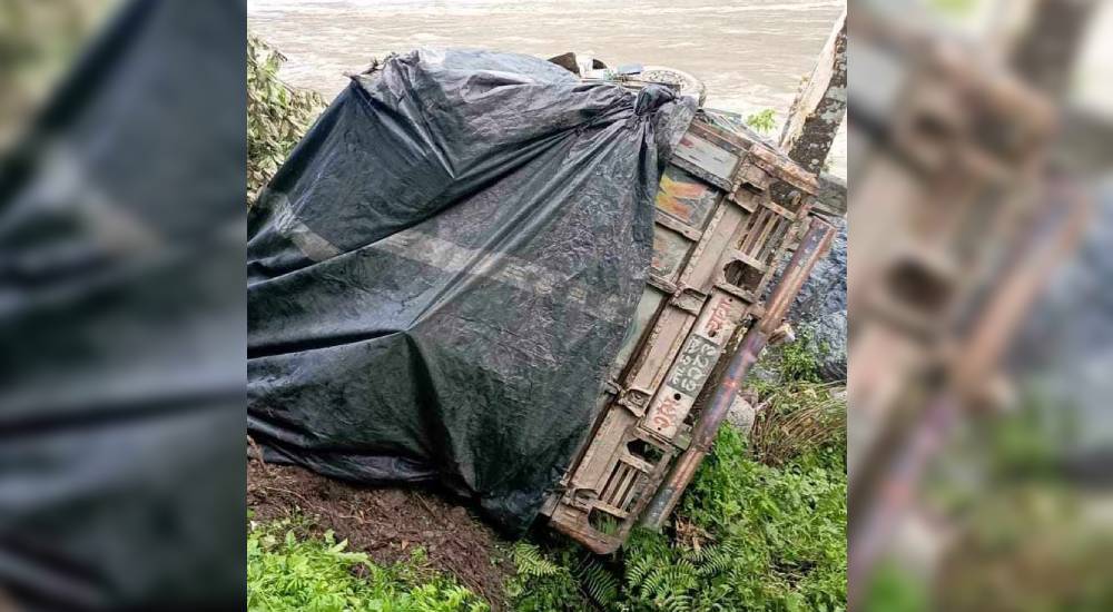 त्रिशूलीमा खसेको ट्रकका चालक सम्पर्कविहीन, प्रहरी भन्छ- घटना शंकास्पद