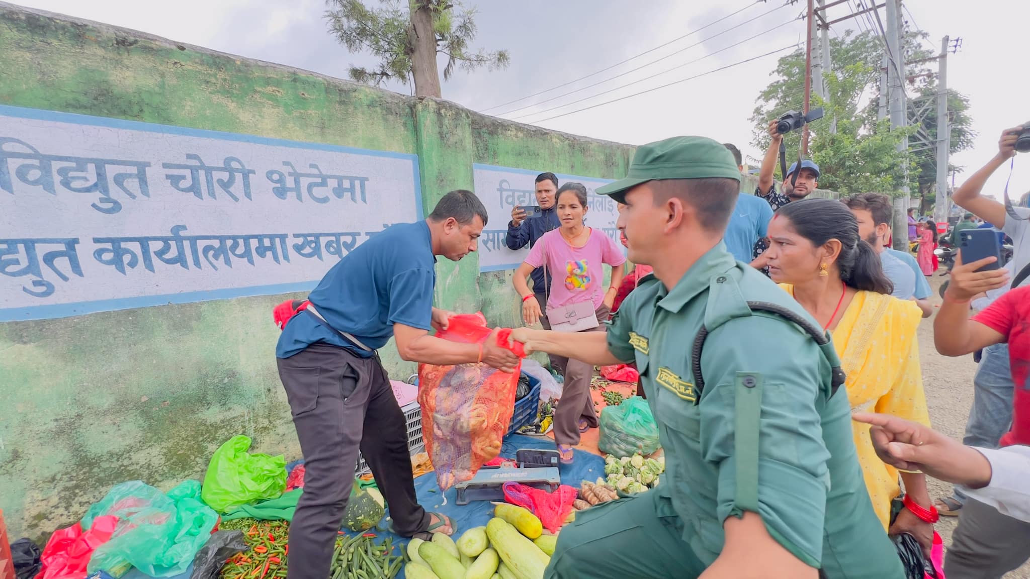 फुटपाथ खाली गर्न सडकमा निस्किए तुलसीपुरका मेयर र उपमेयर